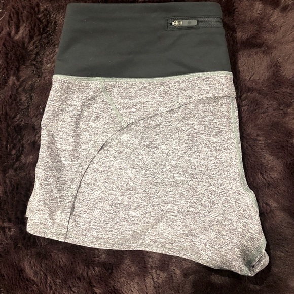 Speed up low rise 2.5 lululemon shorts - Picture 4 of 7